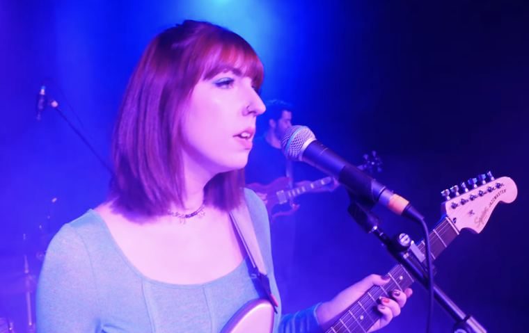 Amy Ellen live, close
