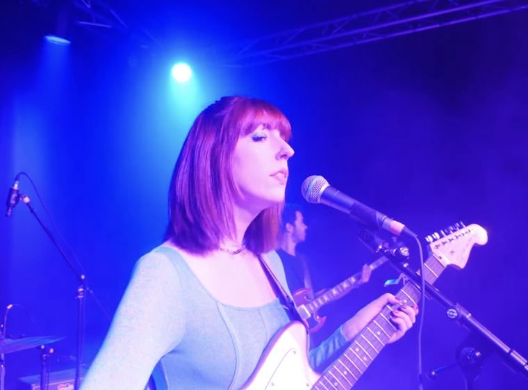 Amy Ellen live, wide